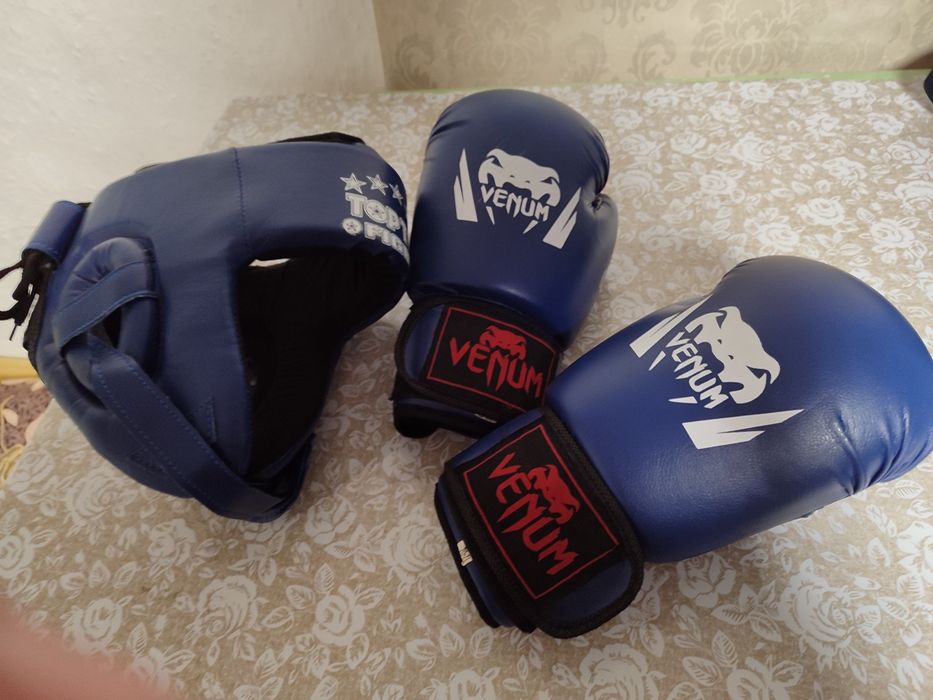 Боксерские перчатки шлем, и форма.