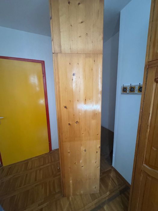 Дървен гардероб с надстройка