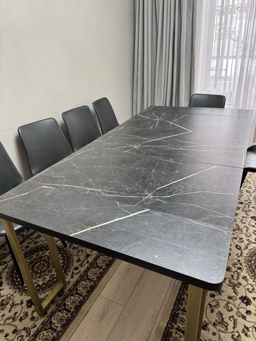 Стол и стулья в гостинную.