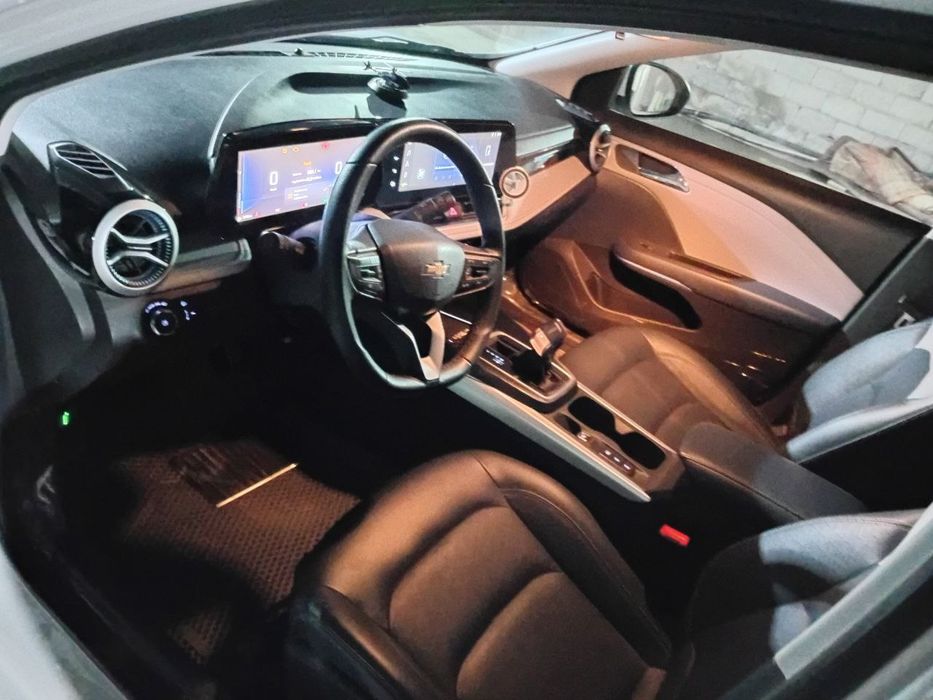 Monza mashina sotiladi