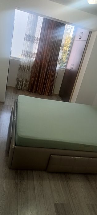Închiriez apartament 4 camere.