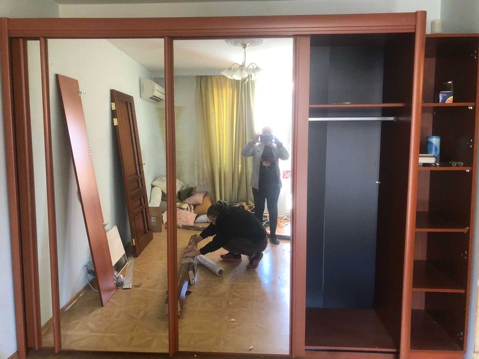 Продавам трикрилен гардероб с огледала