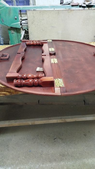 Стол диаметр 148 см.