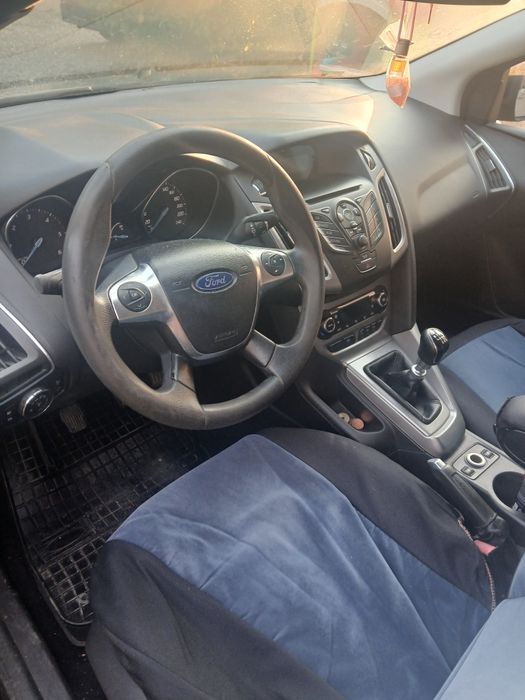 Ford Focus 20101.6 TDCi, 260.000 km, întreținut, scaune încălzite, jante aliaj, cauciucuri M+S, cârlig, preț3000€ negociabil.”