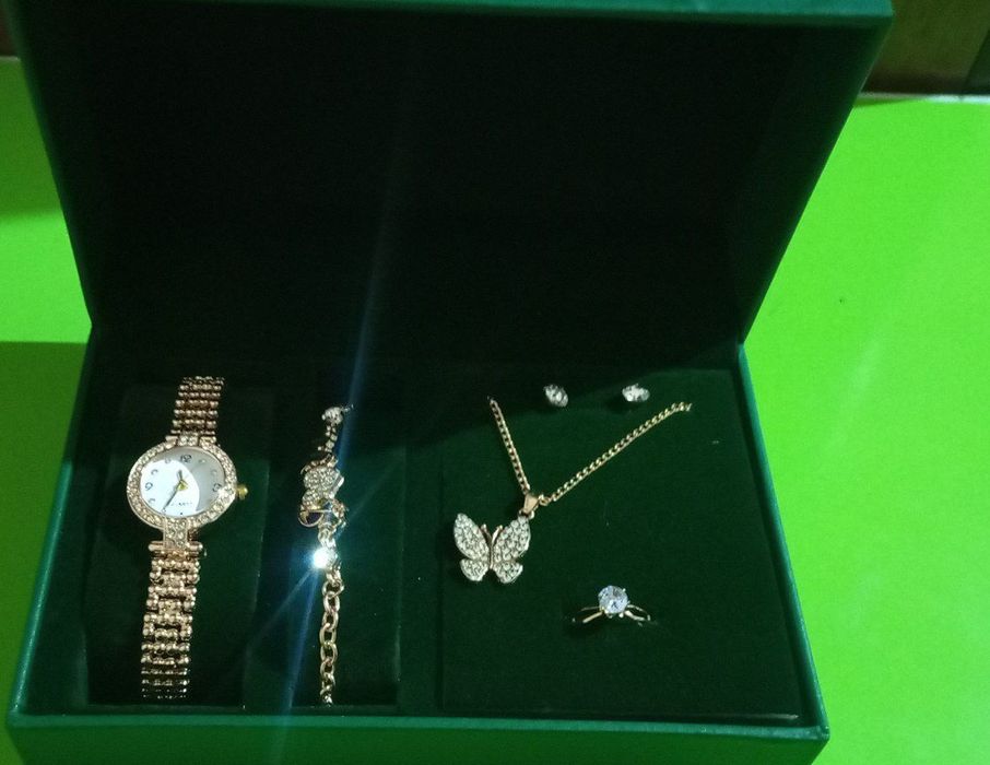 Женские часы браслет кольцо серьги комплект  Qizlar Taqinchoqlari