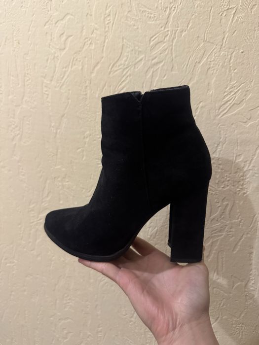 Зимние черные ботильоны