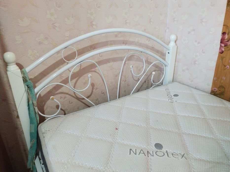Продам кровать с матрасом