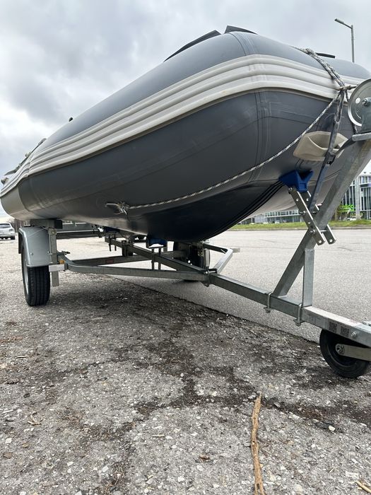 Надуваема лодка с двигател Honda и колесар