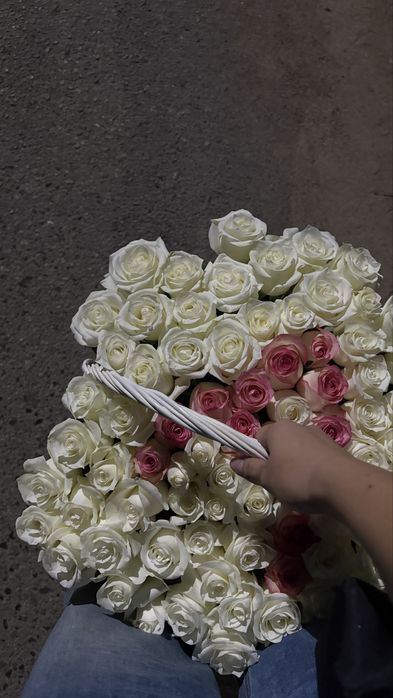 Белые розы в корзине
