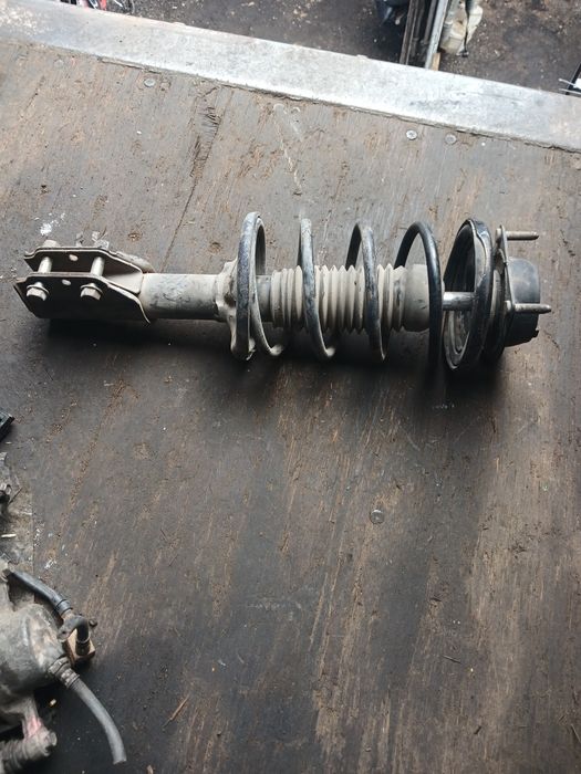 Амортизатор Мазда 323 левый 1995г