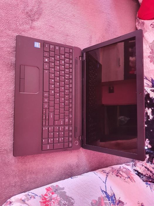 Vând sau schimb laptop toshiba