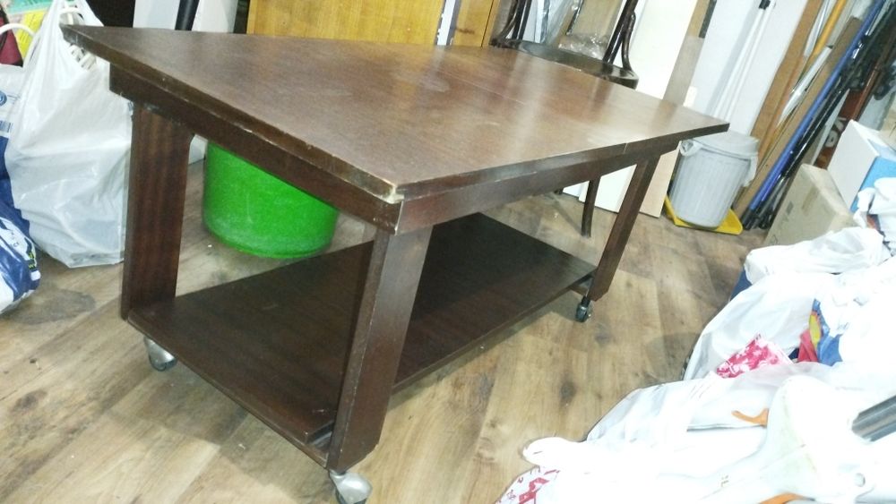 Холна маса с колелца