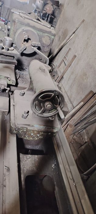 Токарний станок сотилади