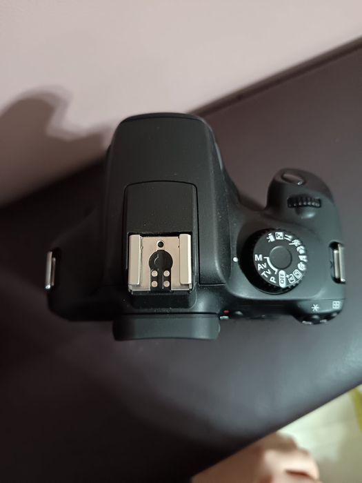 Продавам CANON EOS 4000D на два месеца + два обектива