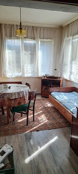 Тухлена къща с лятна кухня и голям двор в гр. Крън