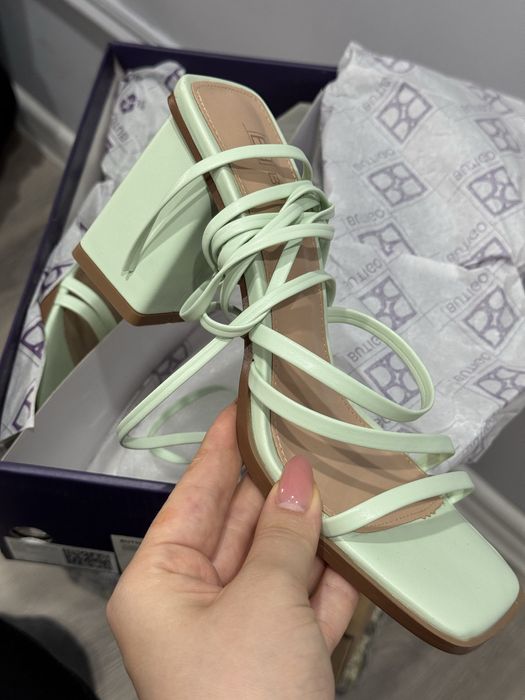 Продам босоножки