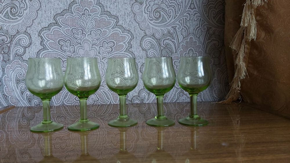 Продам рюмки из зеленого стекла