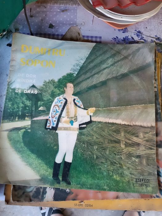 Vand lot de 8 discuri cu muzica populara românească, sunt in stare bună. Banii sunt acceptați doar prin curier nu pe card