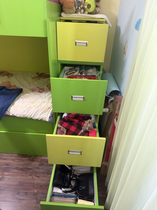 Триетажно легло и мебели за детска стая