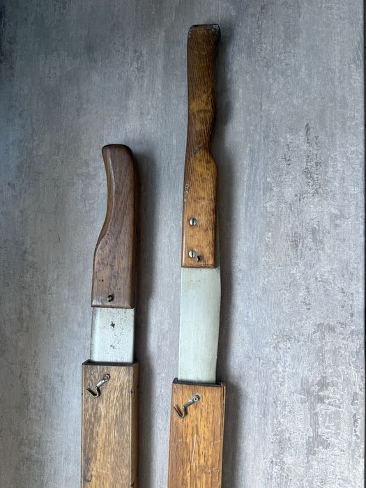 Doua macete , lucrate manual