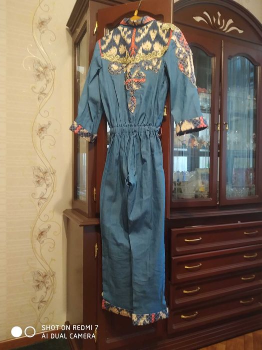 джинсовый комбинезон для девочки 12-15 лет,со стразами и аппликацией.