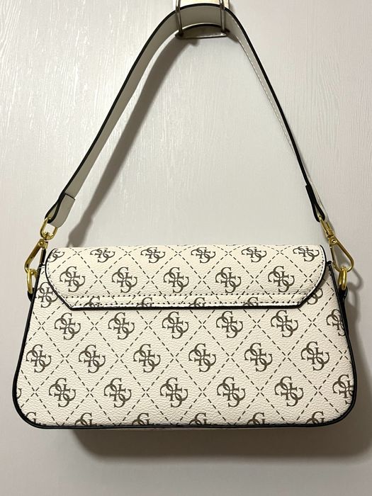 **НОВИ** Чанти Guess в 2 различни цвята с регулируеми дръжки