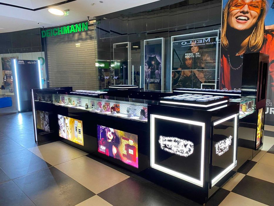 Vând 2 Insule Comerciale Premium (2.5x3.5m și 2.5x3m cu Ecran Vertical), ideal Parfumuri / Cosmetice
