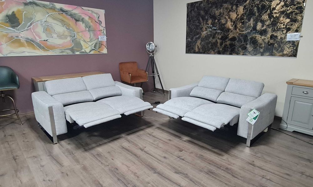 Сив комплект дивани две двойки от плат с електрически релакс механизъм