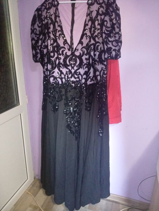 Vând rochie realizată la comanda