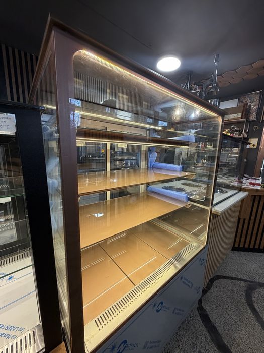 Хшадилна витрина сладкарска