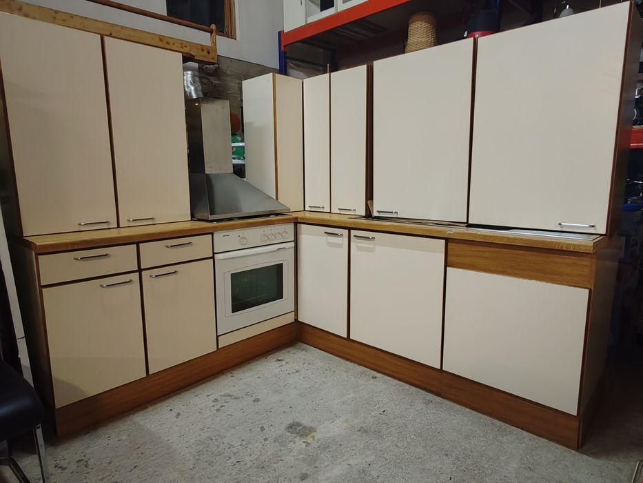 Mobila de bucătărie pe colt