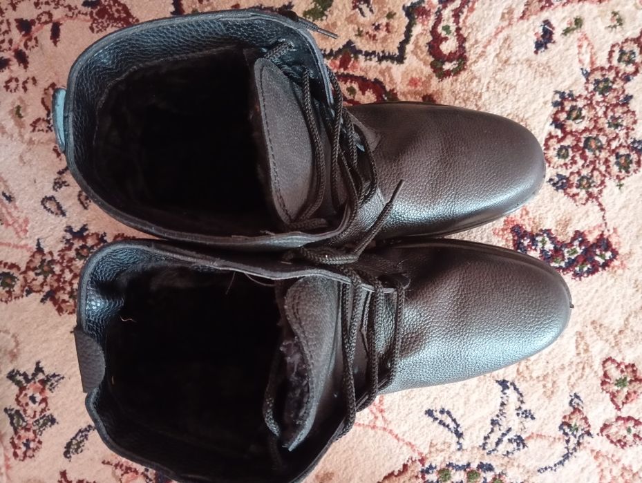 Shu oyoq kiyimlar sotiladi