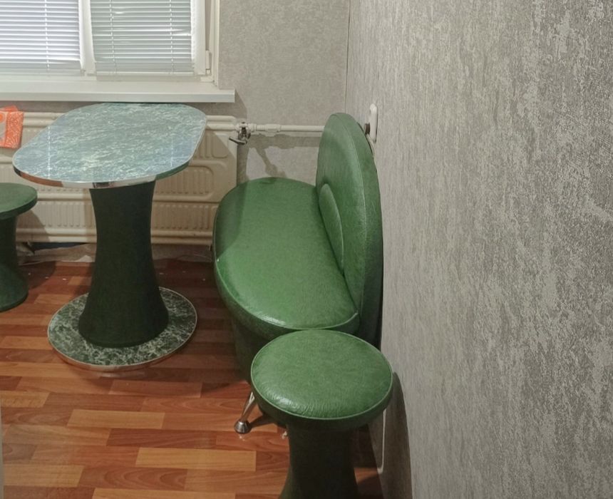 Кухонный уголок с диваном