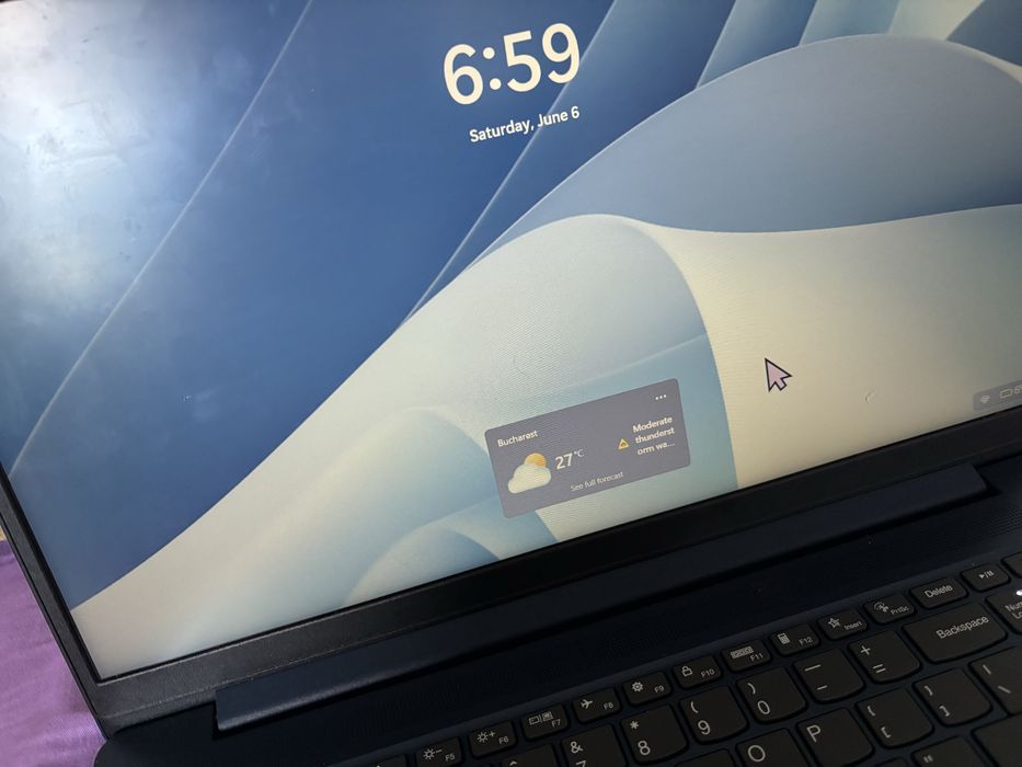 Vand urgent Laptop Lenovo Ideeapad Slim3 15lRU8-ca nou anul 2023