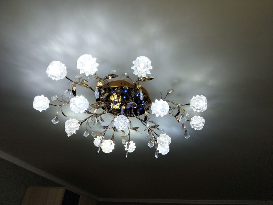 Продам красивую люстру