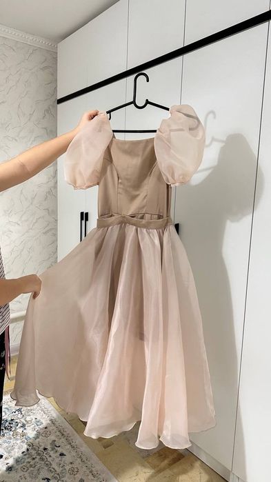 Воздушное платье с пышными рукавами