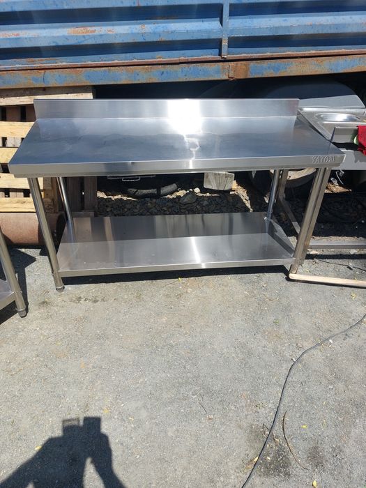 Vând doua mese de inox