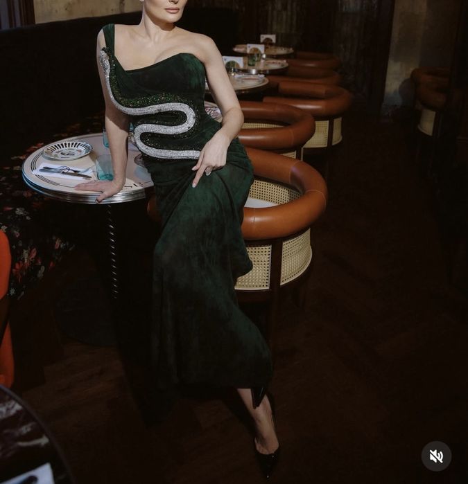 Вечернее платье со змеей