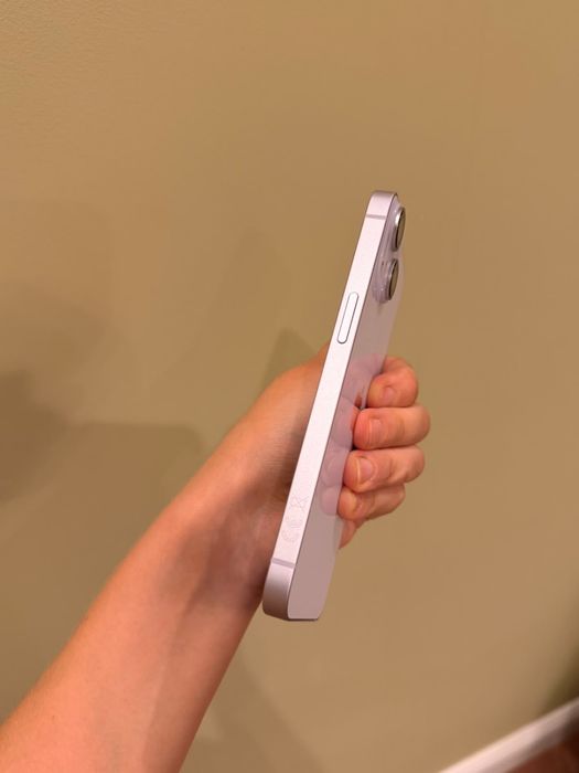 iPhone 14 256 ГБ в цвете Purple.