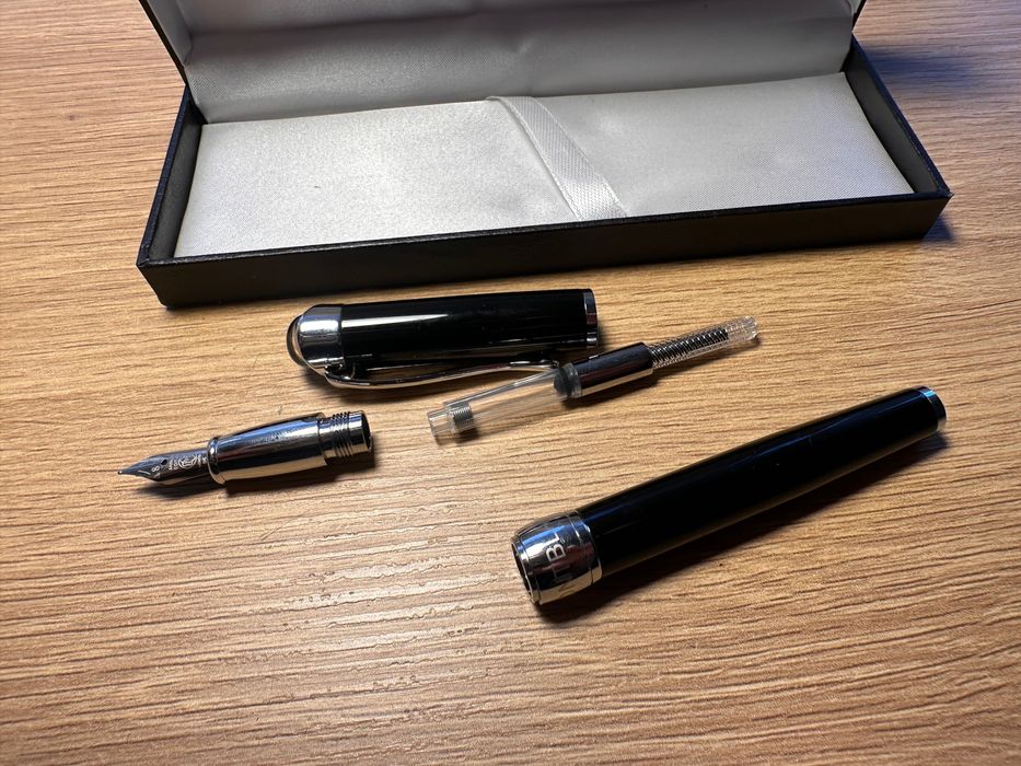 Stilou Mont Blanc negru, capac cilindru, fountain pen