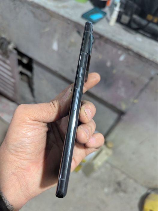 Google Pixel 7 pro (петно возле индикатора антенны)