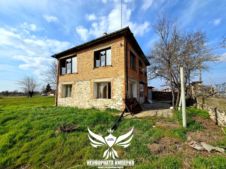 Продавам двуетажна къща 175РЗП и двор 890кв.м. с гараж в с.Кочево