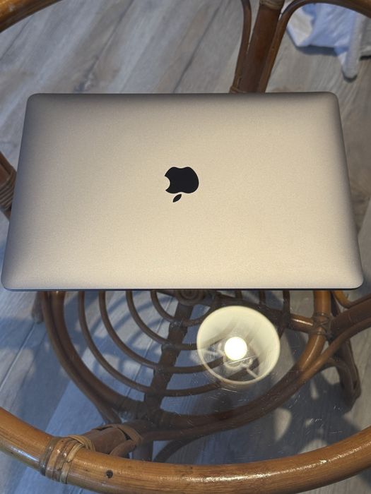 Macbook Air 13'' M1 - 8GB RAM 256 GB Spatiu Stocare - Ca Nou