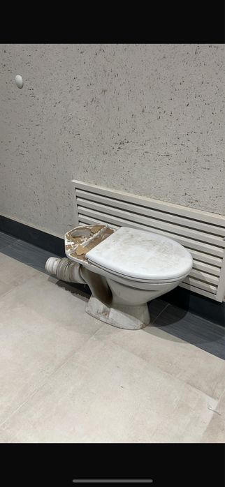 Унитаз рабочий с гофрой