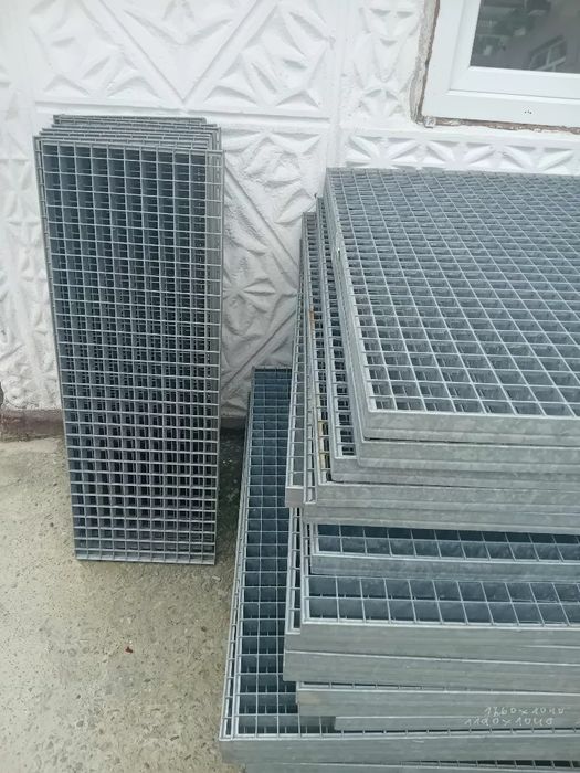Scări metalice zincate