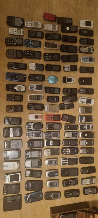 Lot 85 telefoane cu butoane functional ,   nu se vând separat ,doar îm