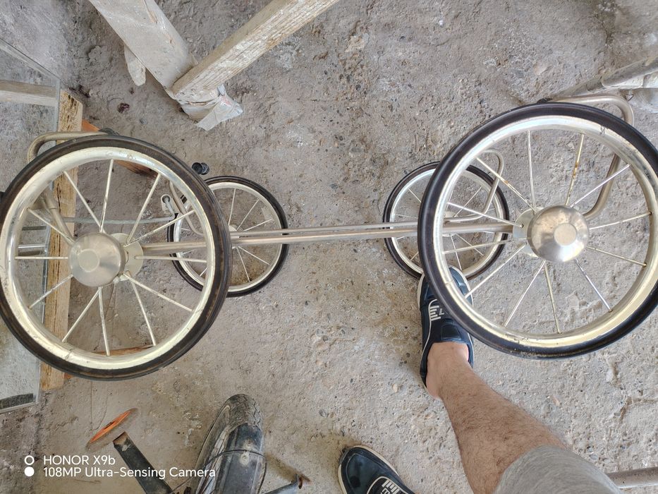 Коляска сотилади
