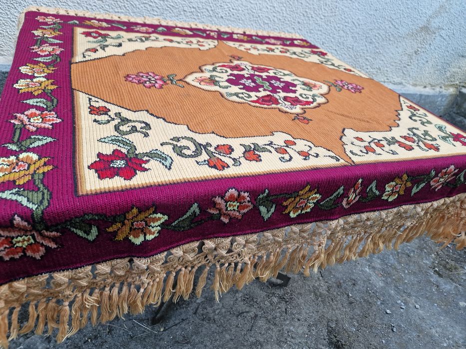 Vand fete masa cusute manual în chelin