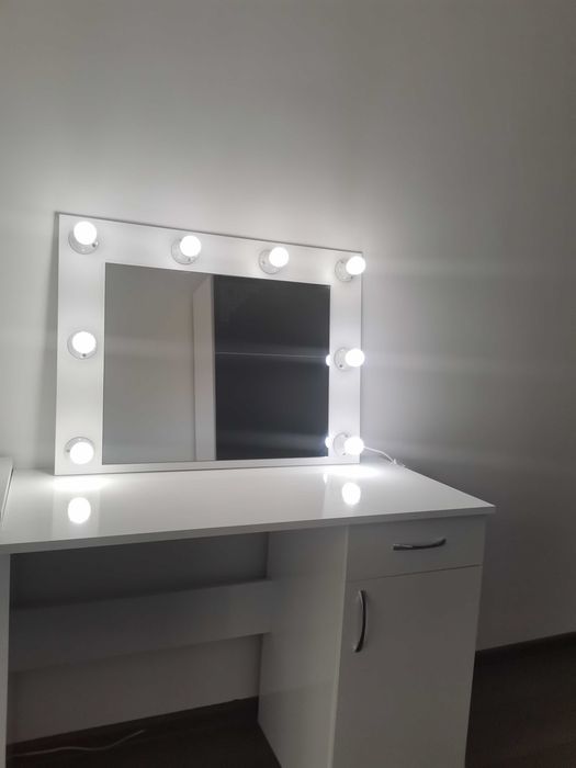 Огледало за грим с осветление
