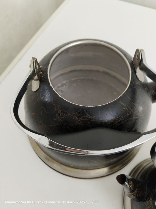 Чайник в комплекте